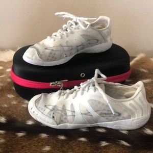Nfinity Vengeance shoes and case size 5.5
